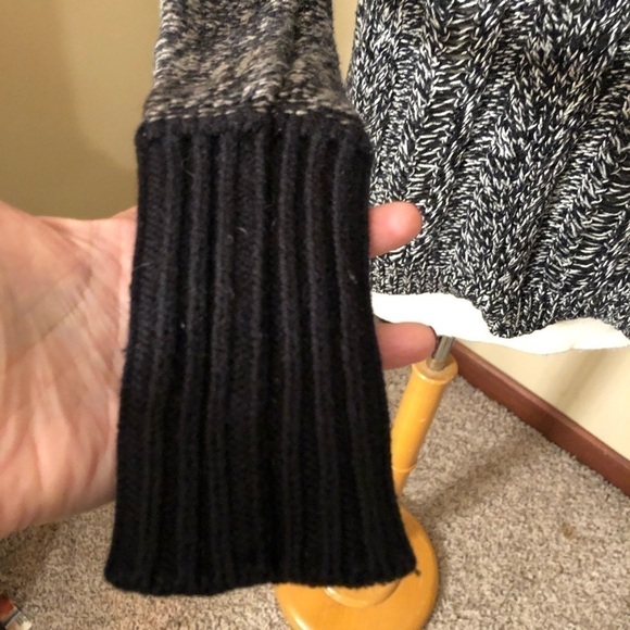 American Eagle Black and White Marled Sweater Sz XS EUC - Picture 2 of 7